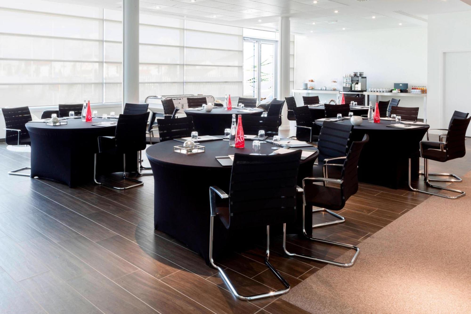 Ac Hotel By Marriott Paris Le Bourget Airport Dugny Bagian luar foto